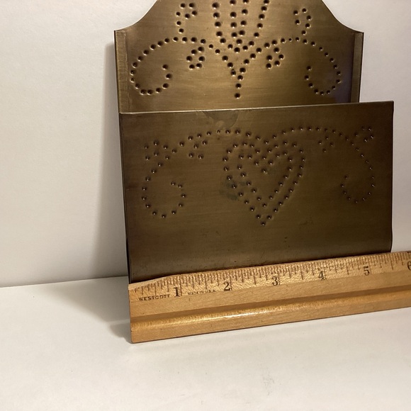 Hand crafted punched brass key / letter holder - Picture 4 of 8